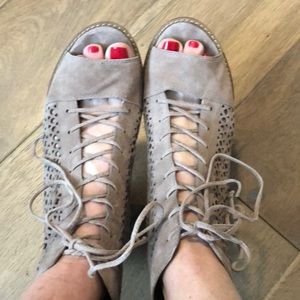 Vince Camuto size 8 open toe booties